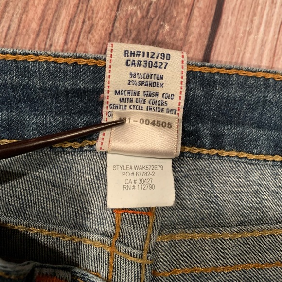 True Religion Slim Straight jeans size 25
Inseam 33-34”
98% cotton 2% Spandex - Picture 11 of 11